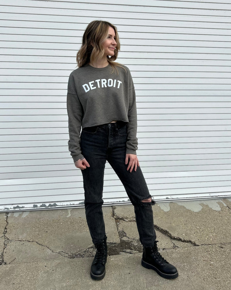 Detroit Crop sweathshirt Grey on Model